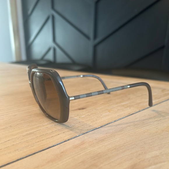 Burberry Sunglasses - bought from sunglasses hut - Picture 2 of 4